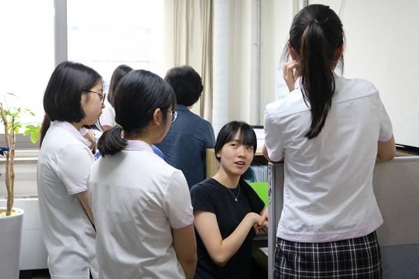 Students at Sacred Heart Girls’ High School visited our lab. (August 3 ...